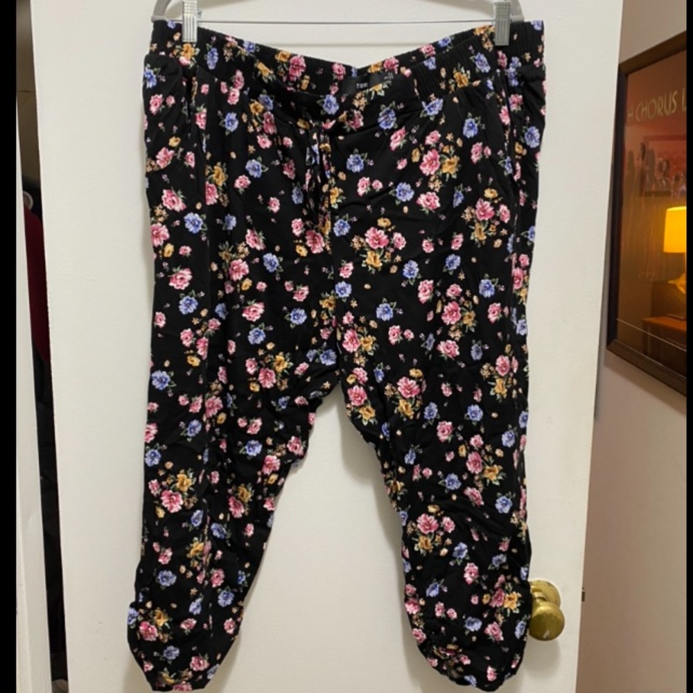 EUC Torrid black printed crop pants